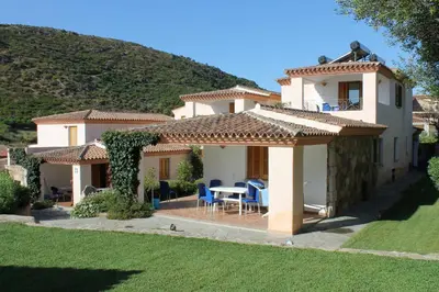 Vista generica sulle montagne o vista sulle montagne dall'interno dell'aparthotel