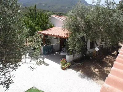 Vista generica sulle montagne o vista sulle montagne dall'interno della casa vacanze