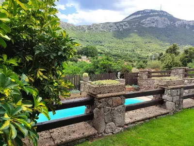 Vista generica sulle montagne o vista sulle montagne dall'interno della casa vacanze