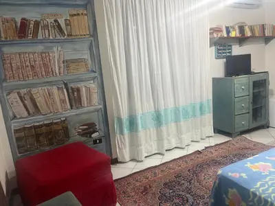 Biblioteca nella stanza in casa privata