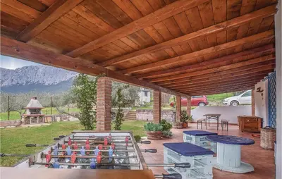 Vista generica sulle montagne o vista sulle montagne dall'interno della casa vacanze
