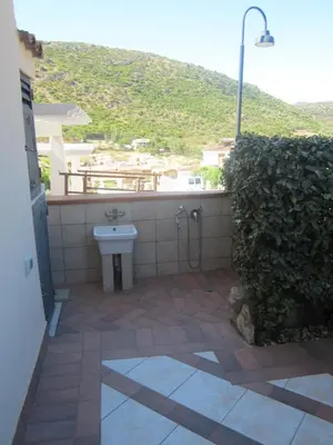 Vista generica sulle montagne o vista sulle montagne dall'interno della casa vacanze