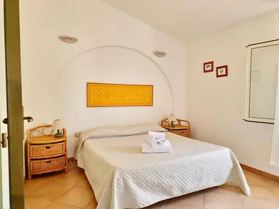 Letto o letti in una camera di Villa Scogliera - Appartamenti con veranda a circa 700 mt dalla spiaggia di Fuile e Mare