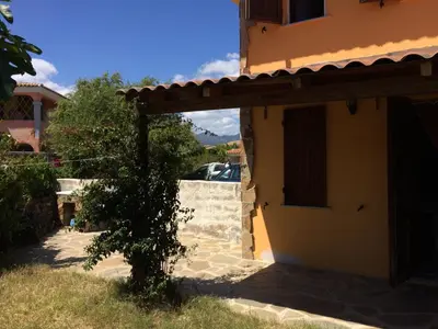 Vista generica sulle montagne o vista sulle montagne dall'interno della casa vacanze
