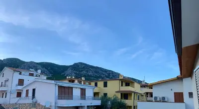 Vista generica sulle montagne o vista sulle montagne dall'interno dell'appartamento