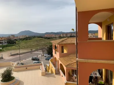Vista generica sulle montagne o vista sulle montagne dall'interno dell'appartamento
