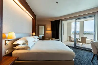 Letto o letti in una camera di Delta Hotels by Marriott Olbia Sardinia