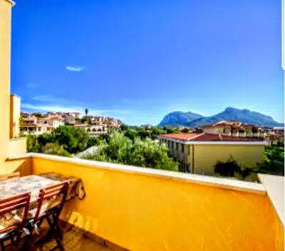 Vista generica sulle montagne o vista sulle montagne dall'interno dell'appartamento