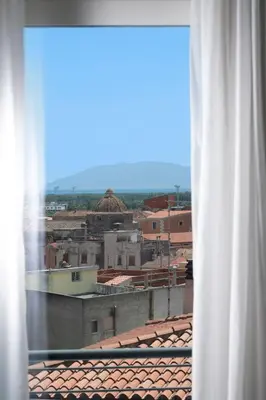 Vista generica sulle montagne o vista sulle montagne dall'interno dell'hotel