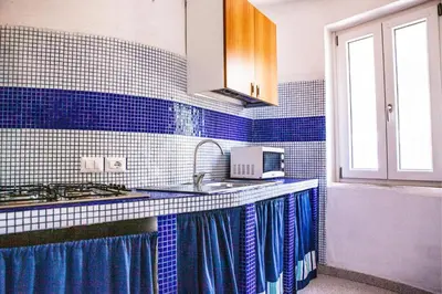 Cucina o angolo cottura di Casa Vacanze a 200 mt spiaggia con 5 camere 2 bagni e 10 posti letto