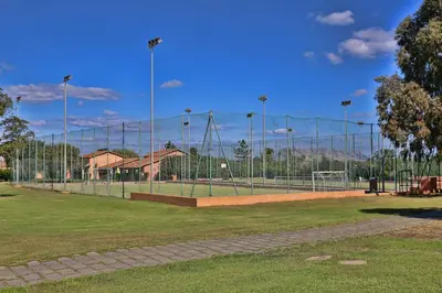 Attività di tennis o squash presso il villaggio turistico o nelle vicinanze
