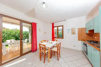 Cucina o angolo cottura di Appartamento Residenziale Trilocale 4 posti letto via Sardegna San Teodoro