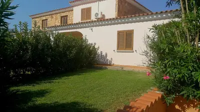 Giardino di Appartamento Residenziale Trilocale 4 posti letto via Sardegna San Teodoro