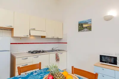 Cucina o angolo cottura di Appartamento Trilocale Le Canne 6 posti letto con giardino