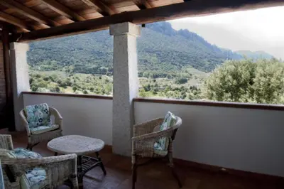 Vista generica sulle montagne o vista sulle montagne dall'interno dell'hotel