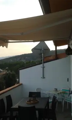 Vista generica sulle montagne o vista sulle montagne dall'interno della casa vacanze