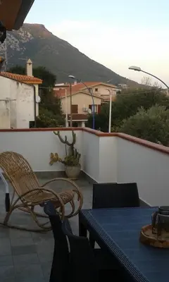 Vista generica sulle montagne o vista sulle montagne dall'interno della casa vacanze