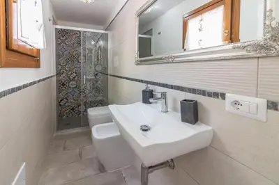 Bagno di villa Le farfalle