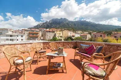 Vista generica sulle montagne o vista sulle montagne dall'interno della villa