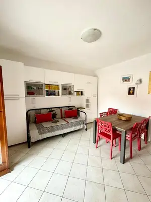 Area soggiorno di Trilocale climatizzato con cortile