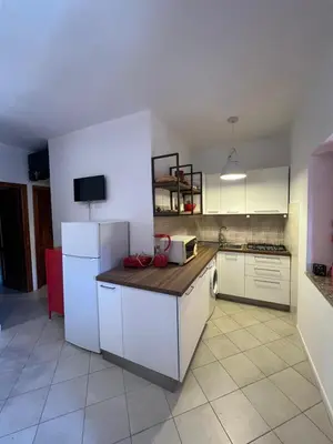 Cucina o angolo cottura di Trilocale climatizzato con cortile