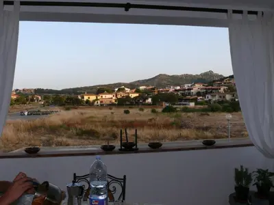 Vista generica sulle montagne o vista sulle montagne dall'interno della casa vacanze