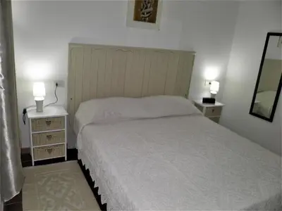 Letto o letti in una camera di Bilocale al piano terra a 3 minuti dal mare a La Caletta