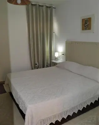 Letto o letti in una camera di Bilocale al piano terra a 3 minuti dal mare a La Caletta