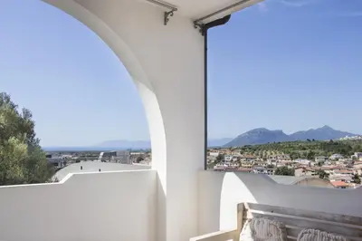 Vista generica sulle montagne o vista sulle montagne dall'interno dell'appartamento