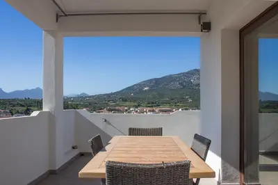 Vista generica sulle montagne o vista sulle montagne dall'interno dell'appartamento