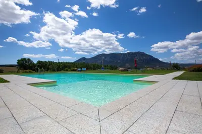 Vista generica sulle montagne o vista sulle montagne dall'interno of country house