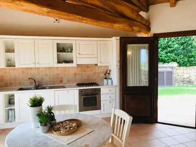 Cucina o angolo cottura di Villa vista mare con piscina