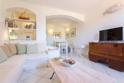 TV o dispositivi per l'intrattenimento presso Costa Corallina Villa with direct beach access and stunning views