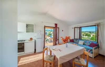 Cucina o angolo cottura di Gorgeous Apartment In San Teodoro Ot