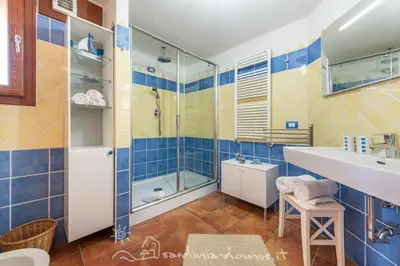 Bagno di CASA CON VISTA MARE