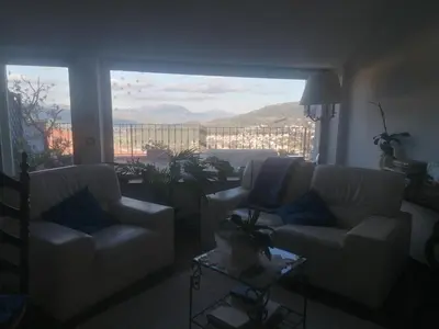 Vista generica sulle montagne o vista sulle montagne dall'interno dell'affittacamere