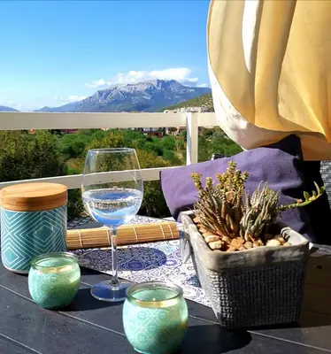 Vista generica sulle montagne o vista sulle montagne dall'interno dell'appartamento