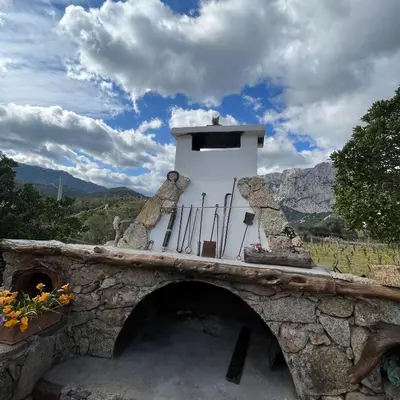 Vista generica sulle montagne o vista sulle montagne dall'interno della casa vacanze