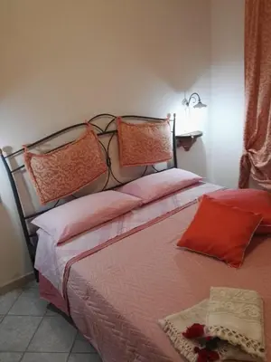 Letto o letti in una camera di appartamento con vista piscina