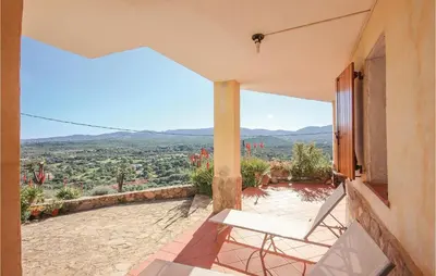 Vista generica sulle montagne o vista sulle montagne dall'interno dell'appartamento