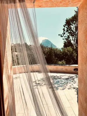 Vista generica sulle montagne o vista sulle montagne dall'interno della casa vacanze