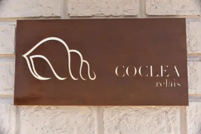 Certificato, attestato, insegna o altro documento esposto da Coclea Relais