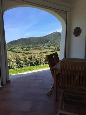 Vista generica sulle montagne o vista sulle montagne dall'interno della casa vacanze