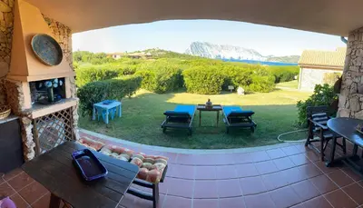 Vista generica sulle montagne o vista sulle montagne dall'interno della casa vacanze