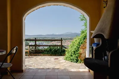 Vista generica sulle montagne o vista sulle montagne dall'interno della casa vacanze