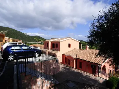 Vista generica sulle montagne o vista sulle montagne dall'interno del bed & breakfast