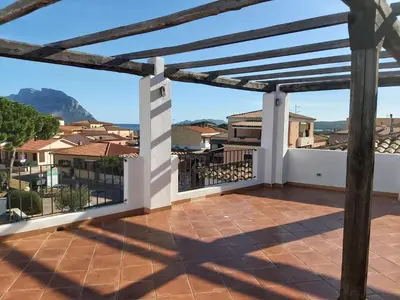 Vista generica sulle montagne o vista sulle montagne dall'interno dell'hotel