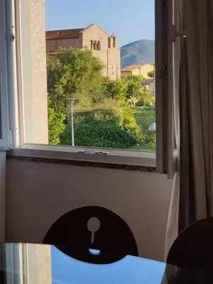 Vista generica sulle montagne o vista sulle montagne dall'interno dell'appartamento