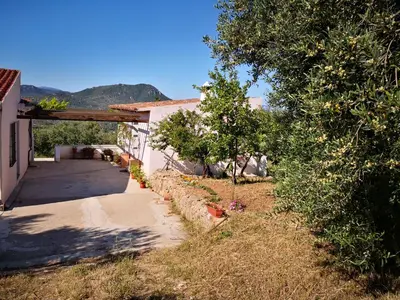 Vista generica sulle montagne o vista sulle montagne dall'interno della villa
