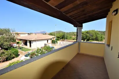 Vista generica sulle montagne o vista sulle montagne dall'interno della casa vacanze